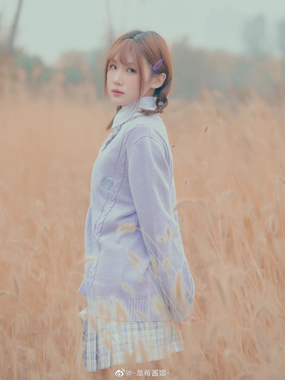 草莓酱娜COSplay照片：青春与甜蜜的共舞