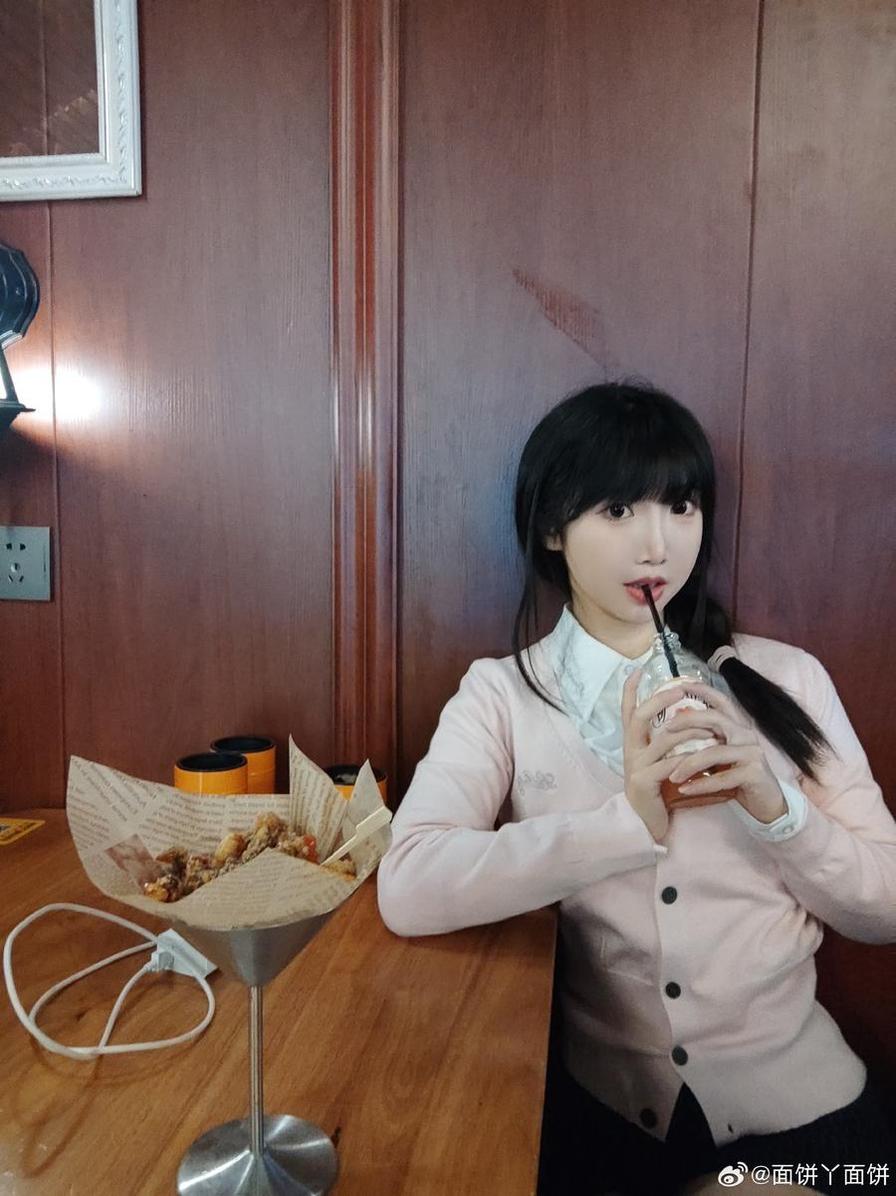 耀眼光芒下的面饼仙儿绝对领域：迷人画面尽收眼底。